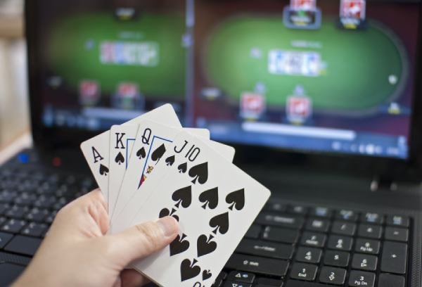 Pengguna mobile mengakses bantuan dan FAQ oceanslot